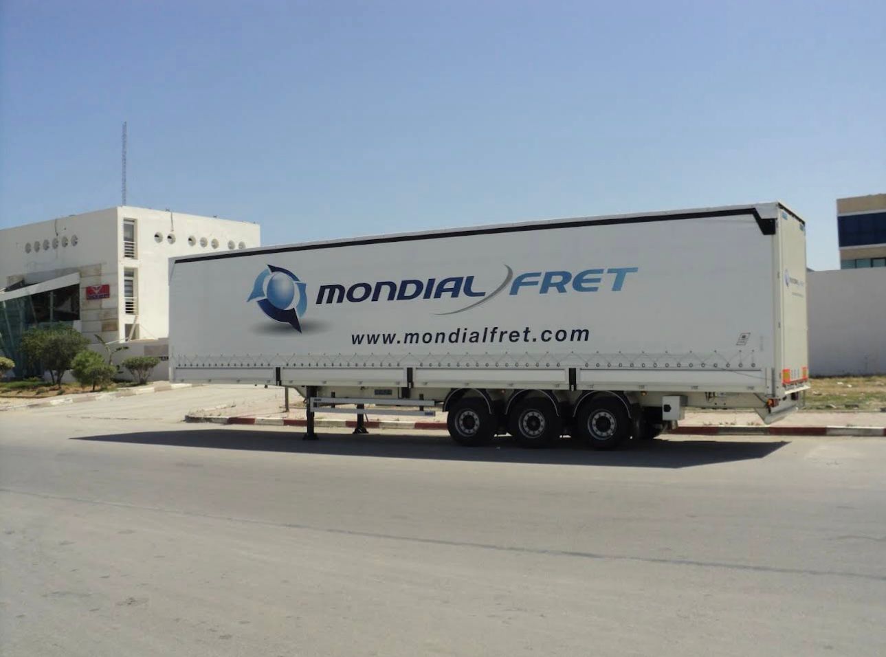 Camion Mondial Fret — Flotte terrestre pour la livraison finale en Tunisie et au Maghreb